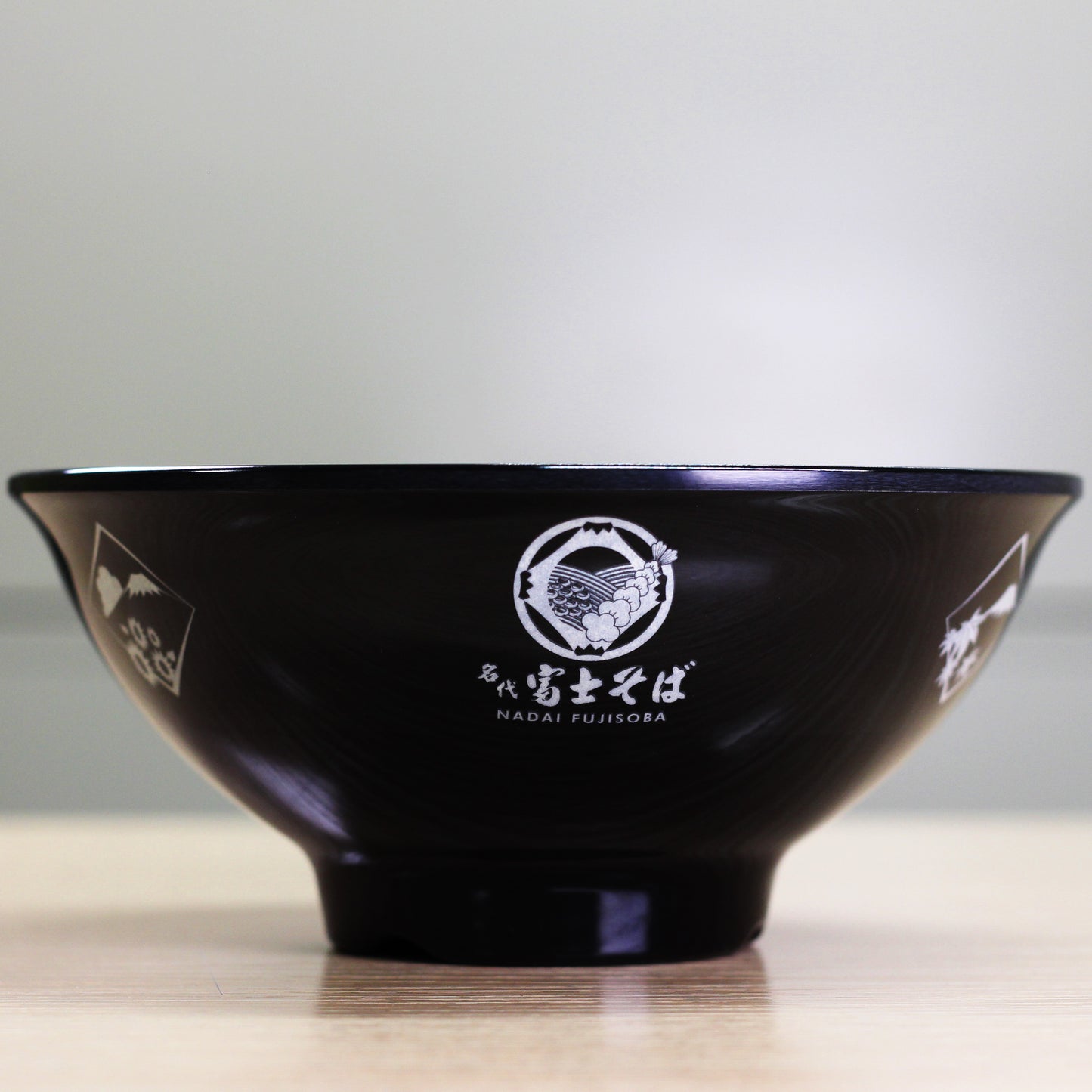 名代富士そばオリジナル丼 黒 正面